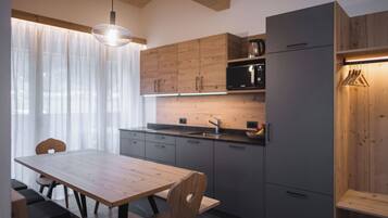 Réfrigérateur, micro-ondes, plaque de cuisson, lave-vaisselle