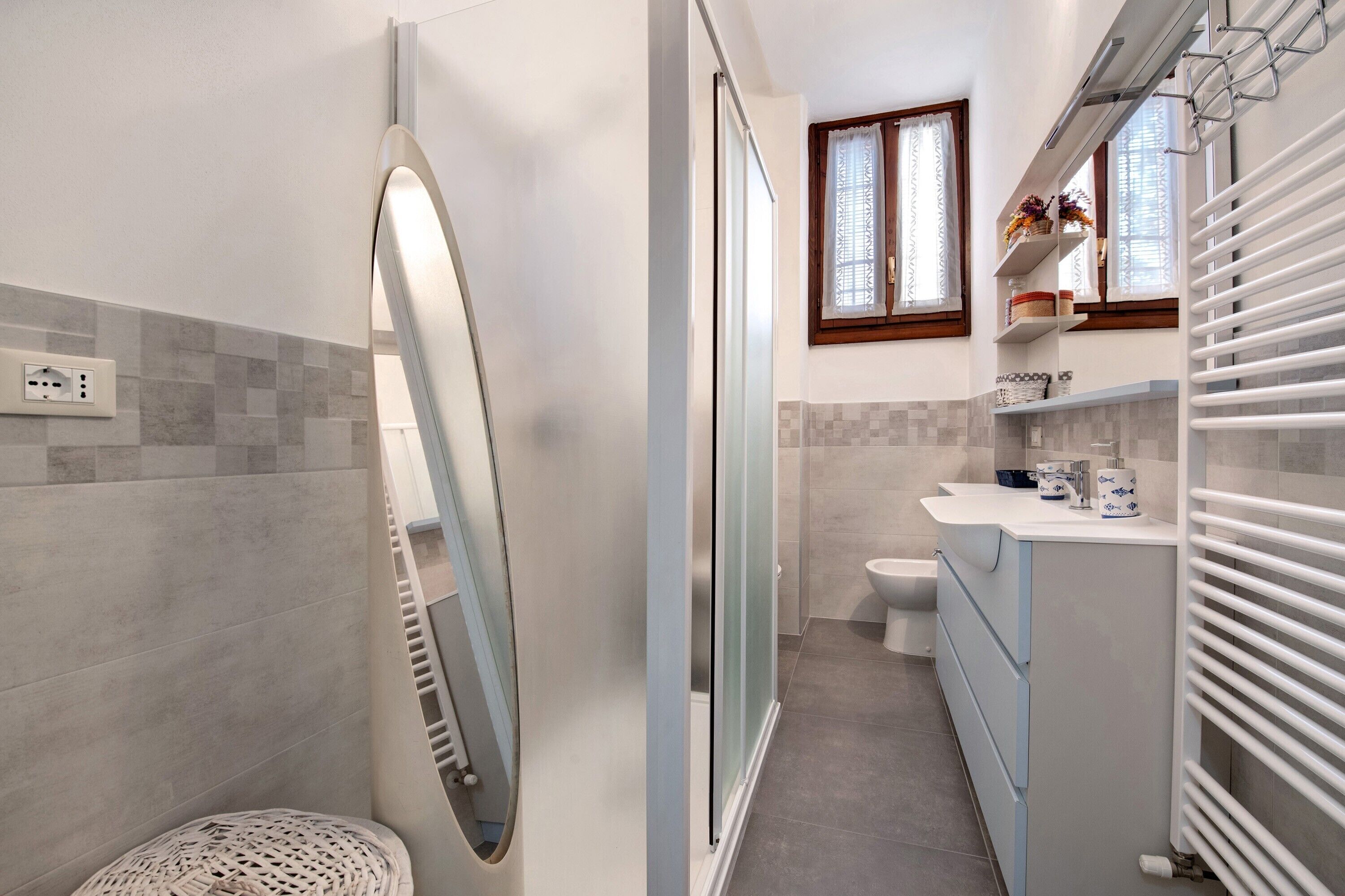 Chuveiro, secador de cabelo, toalhas de banho 