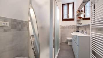 Chuveiro, secador de cabelo, toalhas de banho