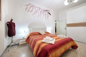 2 bedrooms, iron/ironing board, bed sheets, wheelchair access