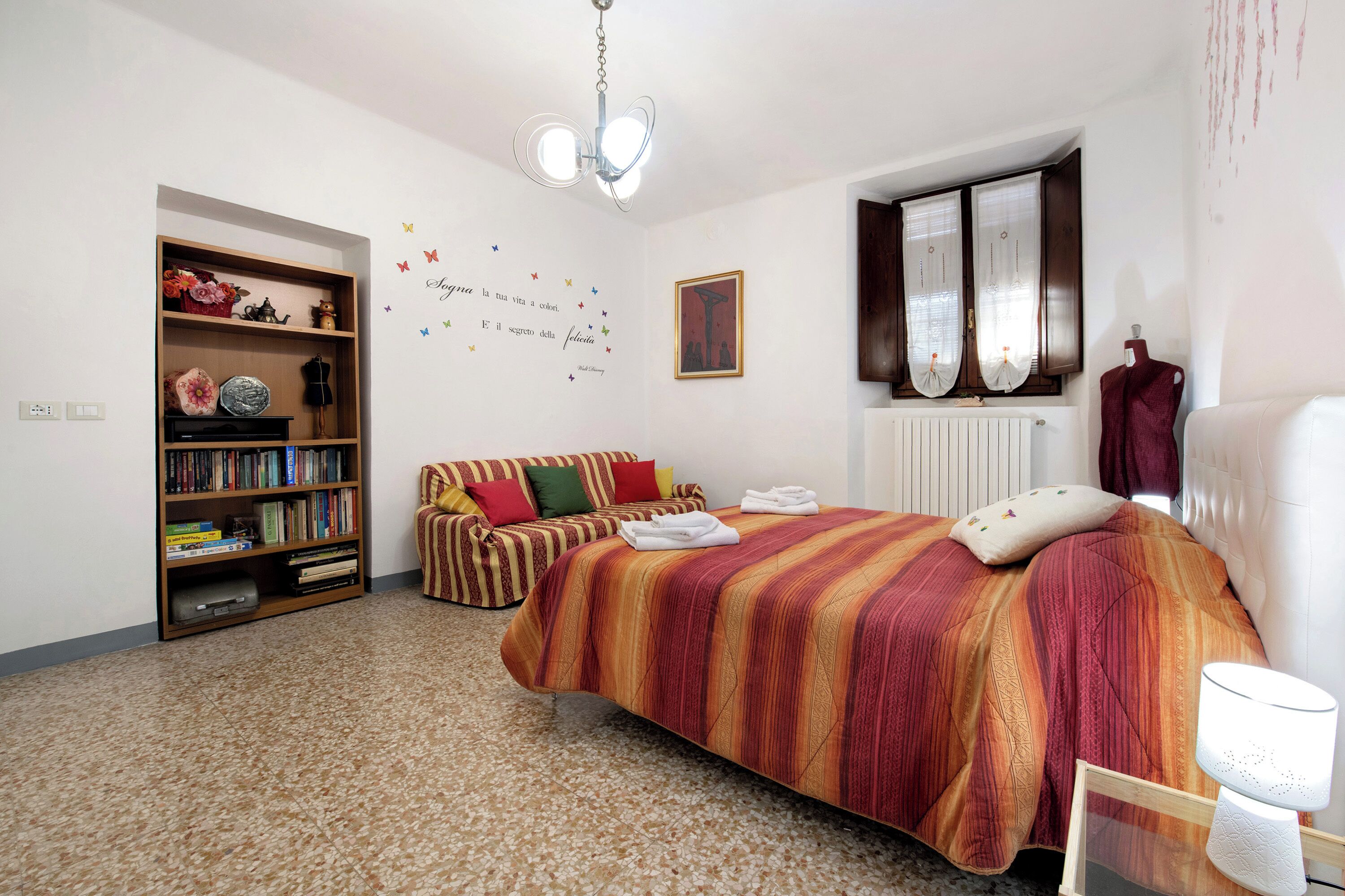 2 dormitorios, tabla de planchar con plancha, ropa de cama