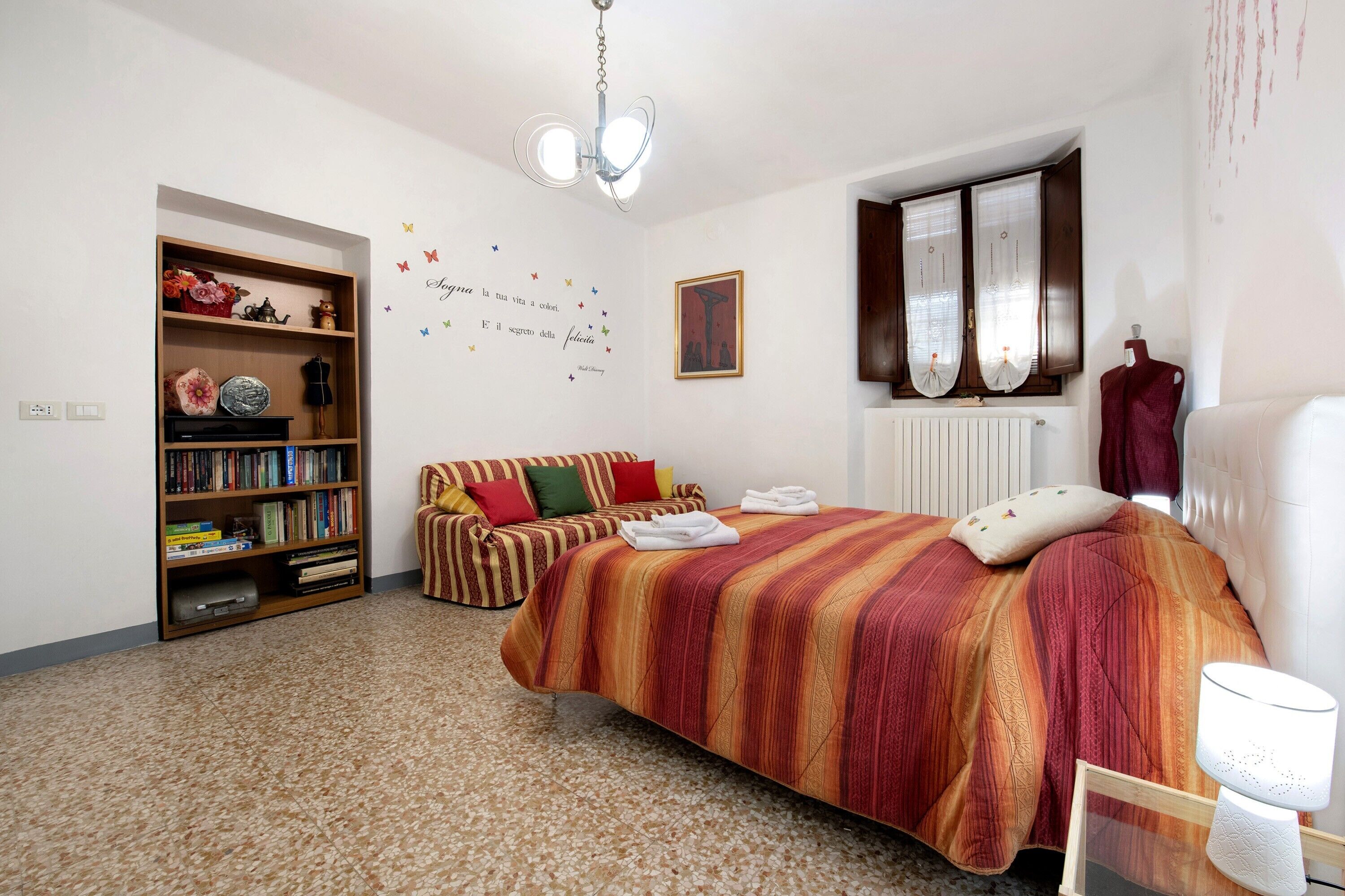 2 quartos, ferros/tábuas de passar roupa, roupa de cama