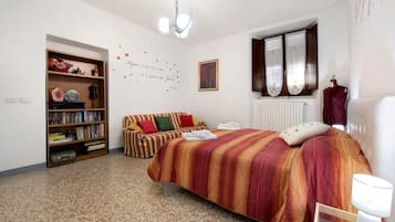 2 quartos, ferros/tábuas de passar roupa, roupa de cama