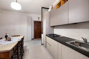 Fridge, microwave, oven, stovetop - Apartment 'Casa Vacanze Da Rosa' (Iseo)
