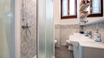 Een douche, een haardroger, handdoeken