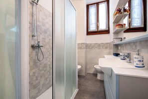 Shower, hair dryer, towels - Apartment 'Casa Vacanze Da Rosa' (Iseo)