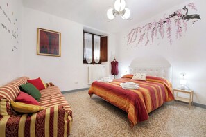 1 dormitorio, tabla de planchar con plancha, ropa de cama