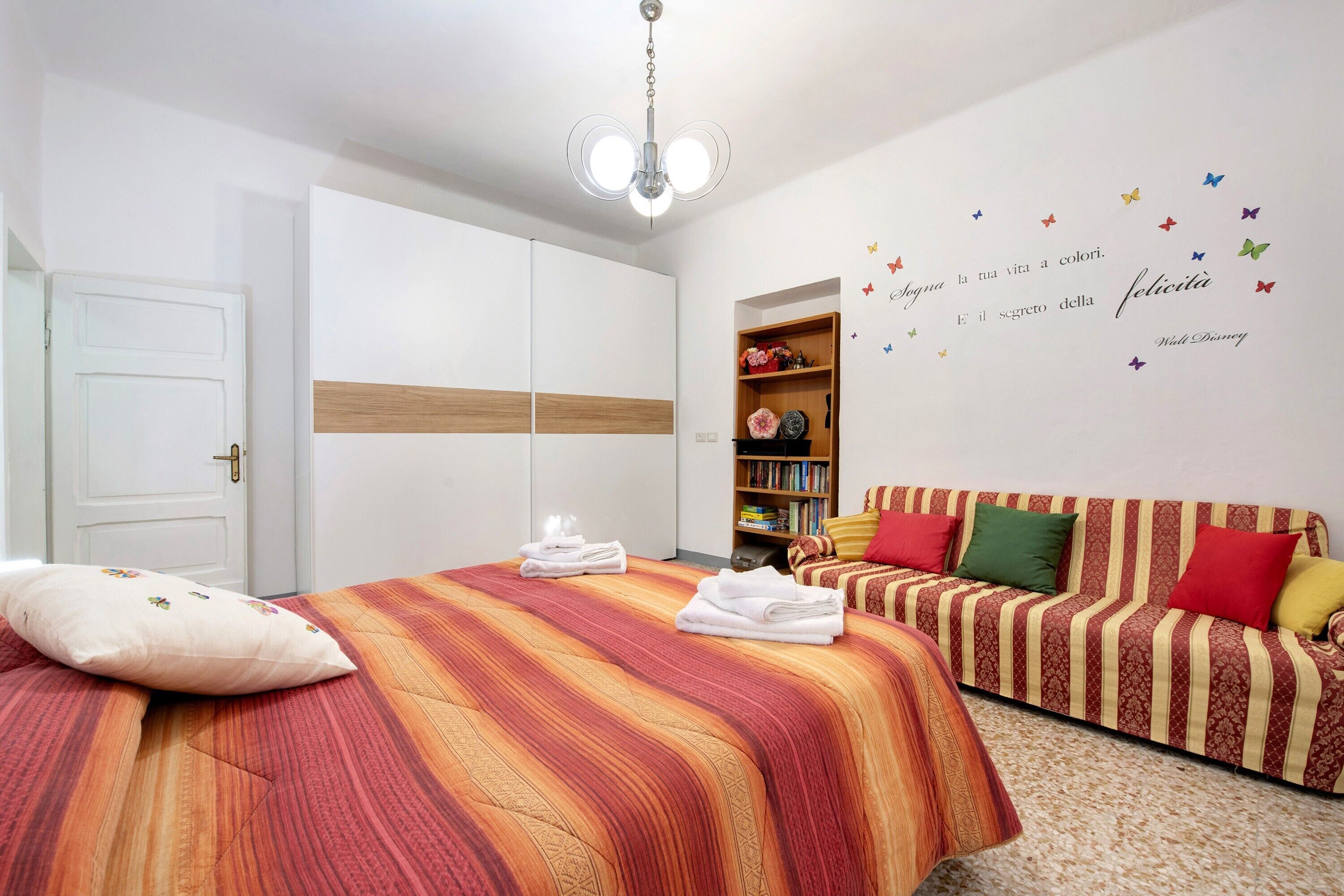 2 quartos, ferros/tábuas de passar roupa, roupa de cama