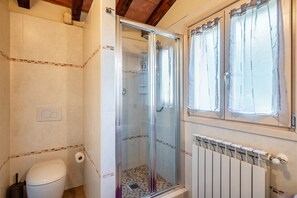 Ducha, secador de pelo, toallas