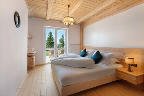 4 bedrooms, iron/ironing board, free WiFi, bed sheets - Chalet 'Magdalena' with Mountain View, Private Terrace and Wi-Fi (Avelengo)