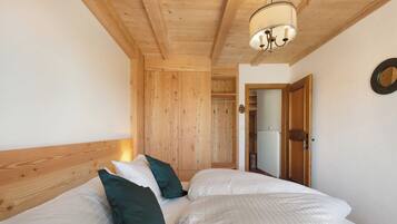 4 bedrooms, iron/ironing board, free WiFi, bed sheets