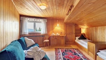4 bedrooms, iron/ironing board, free WiFi, bed sheets