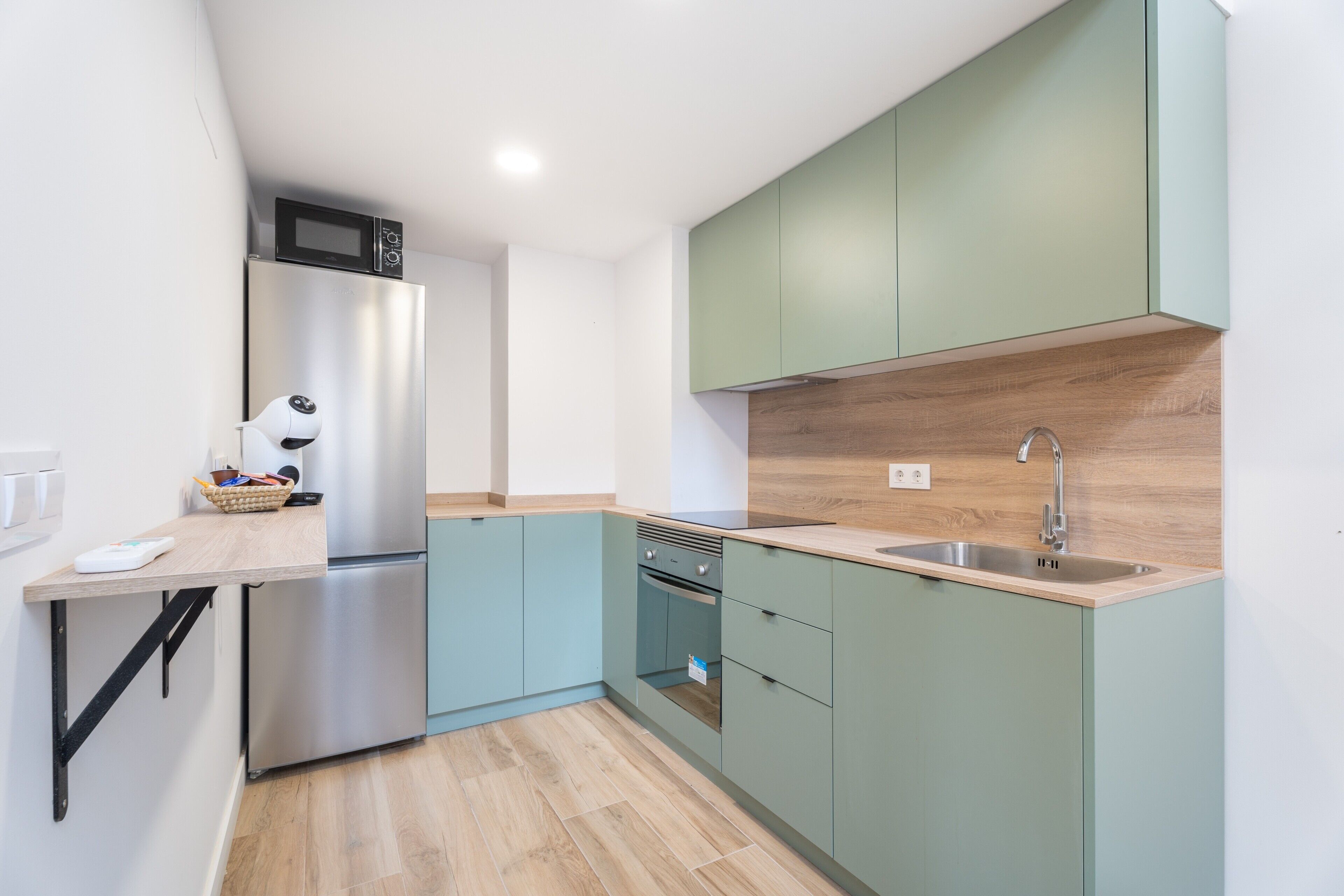 Jääkaappi, mikroaaltouuni, uuni, liesi