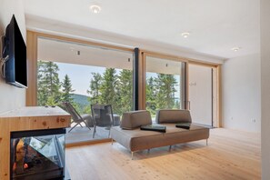 Living area - Apartment 'Lodge Larix' with Mountain View, Private Terrace and Wi-Fi (Avelengo)