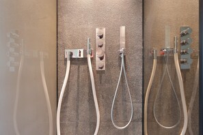 Shower, hair dryer, towels - Apartment 'Lodge Larix' with Mountain View, Private Terrace and Wi-Fi (Avelengo)