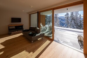 Living area - Apartment 'Lodge Larix' with Mountain View, Private Terrace and Wi-Fi (Avelengo)