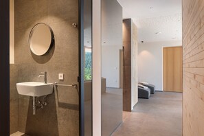 Dusche, Haartrockner, Handtücher