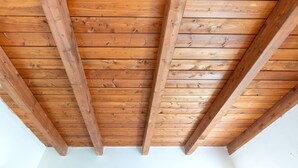 A wooden ceiling with exposed beams and a white wall. - Studio Apartment 'Room in Villa Gianfreda' with Shared Pool, Wi-Fi and Air Conditioning (Ceglie Messapica)