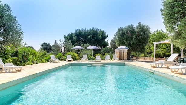 A swimming pool with lounge chairs and umbrellas, surrounded by trees and greenery. - Studio Apartment 'Room in Villa Gianfreda' with Shared Pool, Wi-Fi and Air Conditioning (Ceglie Messapica)