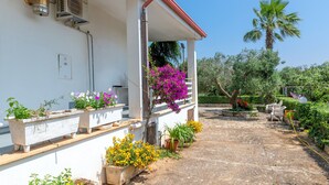 A white building with a covered porch, outdoor potted plants, a palm tree, and a clear sky. - Studio Apartment 'Room in Villa Gianfreda' with Shared Pool, Wi-Fi and Air Conditioning (Ceglie Messapica)