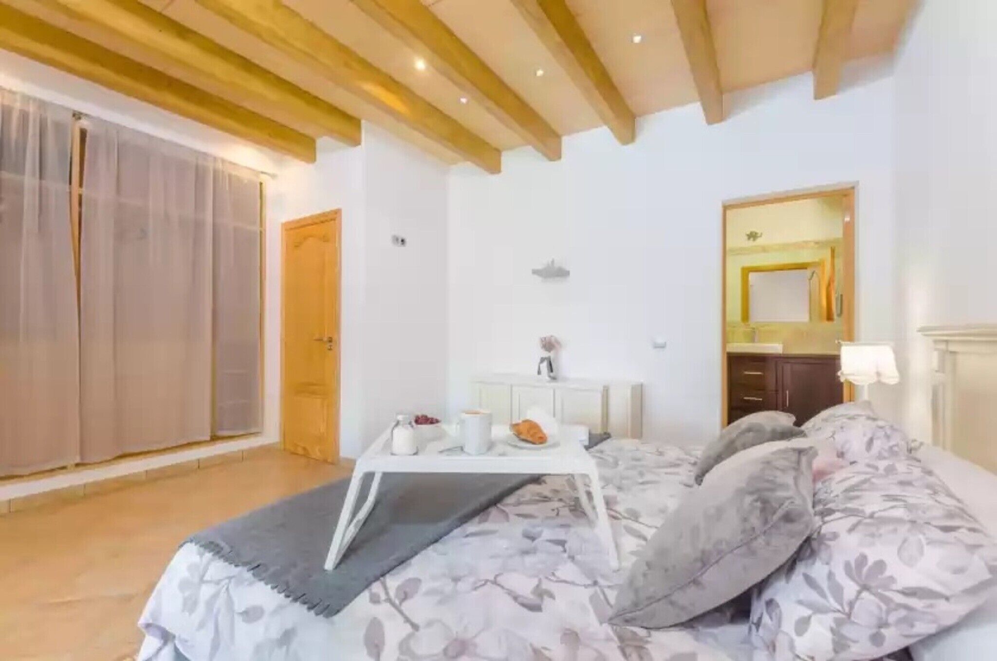 4 bedrooms, iron/ironing board, free WiFi, bed sheets