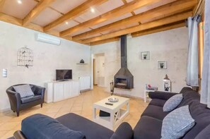 TV, fireplace
