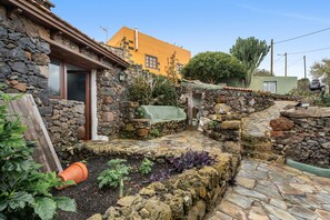 Property grounds - Apartment 'Tesbabo Rural - Camelia' with Sea View, Private Terrace and Wi-Fi (Mocanal)