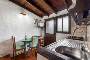 Fridge, microwave, oven, stovetop - Apartment 'Tesbabo Rural - Camelia' with Sea View, Private Terrace and Wi-Fi (Mocanal)