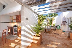 Outdoor dining - Studio Apartment 'Casa Do Limoeiro' with Shared Garden, Wi-Fi and Air Conditioning (Cacela Velha)