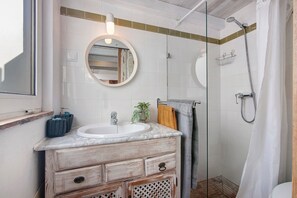 Shower, hair dryer, towels - Studio Apartment 'Casa Do Limoeiro' with Shared Garden, Wi-Fi and Air Conditioning (Cacela Velha)