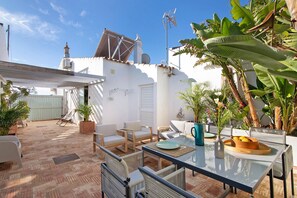 Outdoor dining - Studio Apartment 'Casa Do Limoeiro' with Shared Garden, Wi-Fi and Air Conditioning (Cacela Velha)