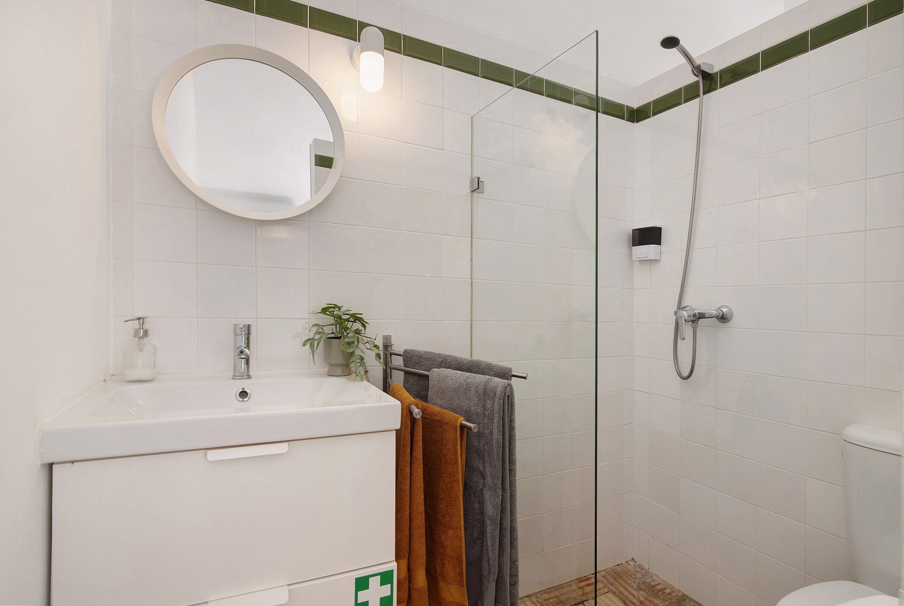 Een douche, een haardroger, handdoeken