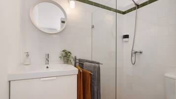 Een douche, een haardroger, handdoeken