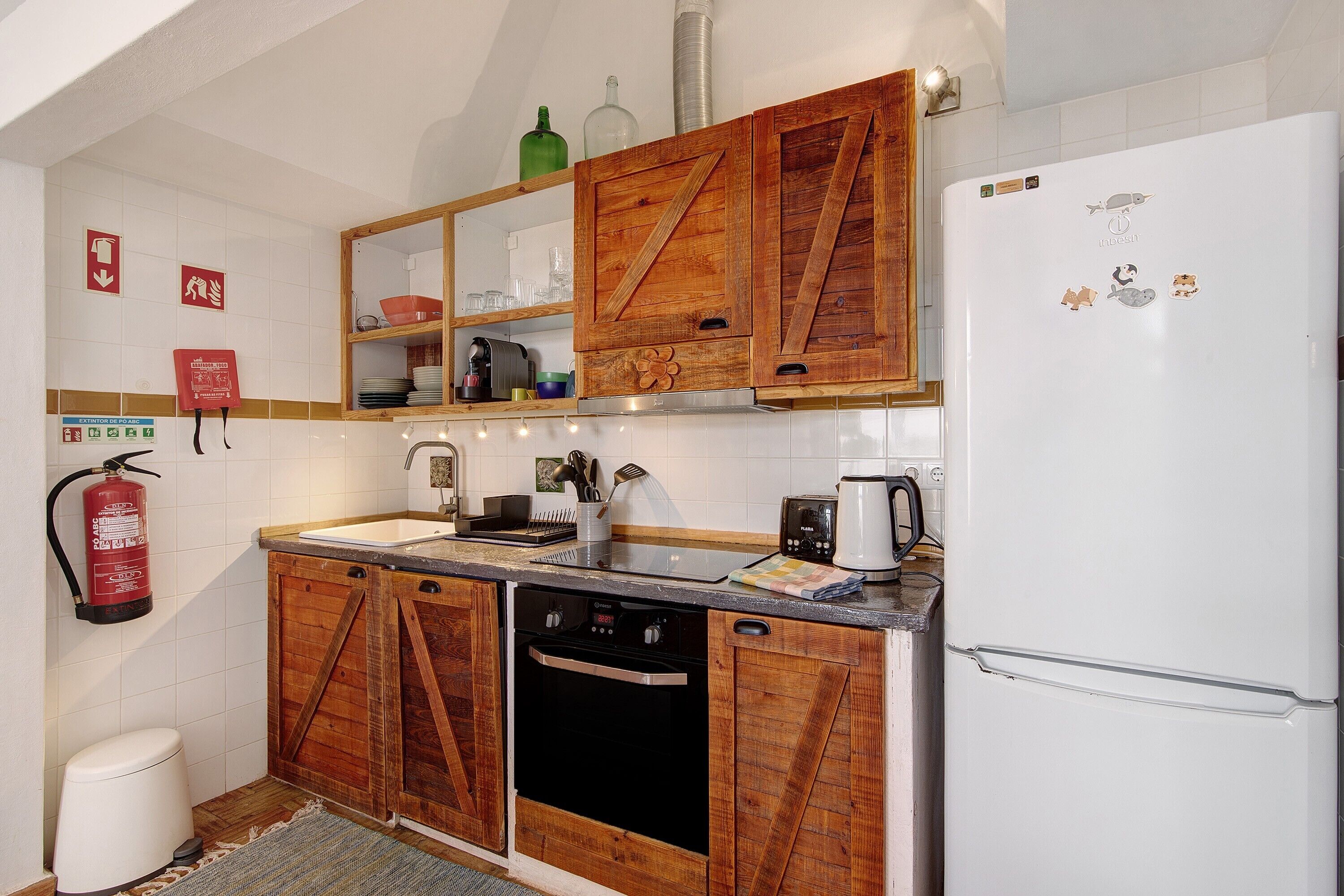 Geladeira, micro-ondas, fogão, cooktop