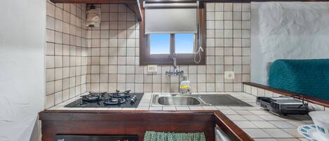 ثلاجة، ميكروويف، فرن، موقد طهي مسطح