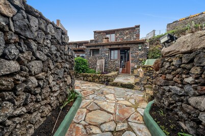 Apartment 'Tesbabo Rural - Mimo' with Sea View, Shared Garden and Wi-Fi