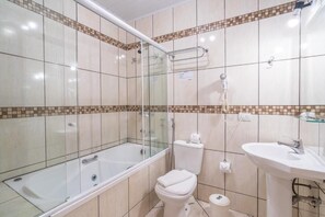Premium Double Room | Bathroom | Shower, free toiletries, hair dryer, towels - Serra do Jordão by Concavus (Campos do Jordão)