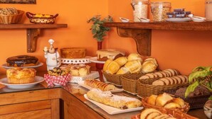 A buffet with various baked goods including cakes, pastries, and bread. - Serra do Jordão by Concavus (Campos do Jordão)