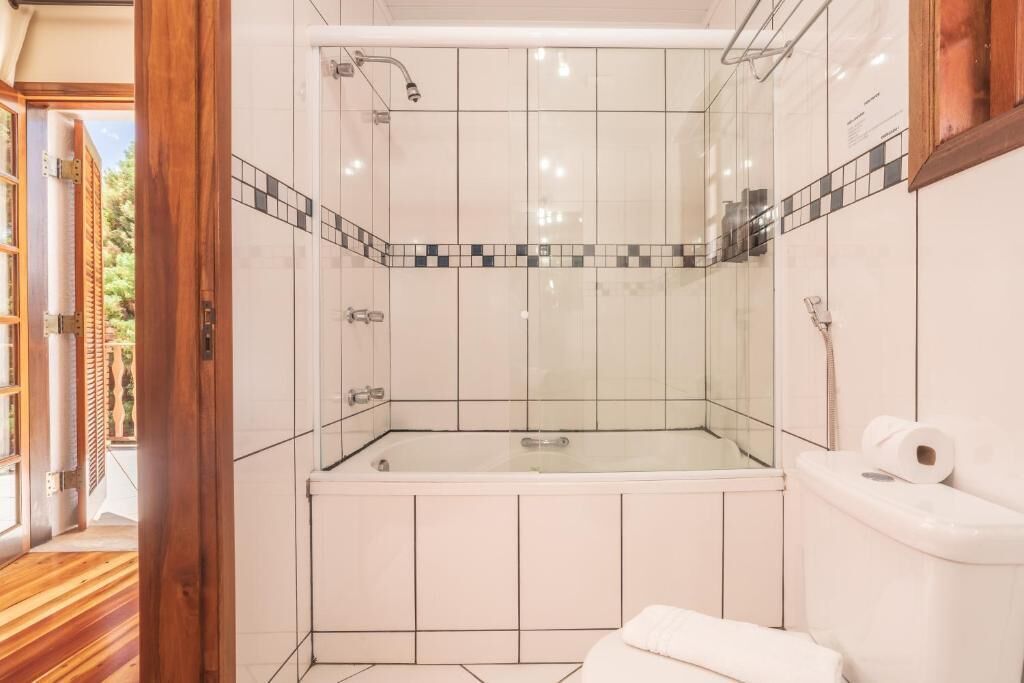 غرفة بريميم مزدوجة | حمام | تجهيزات دش، مستلزمات مجانية للعناية الشخصية، مجففات شعر، مناشف