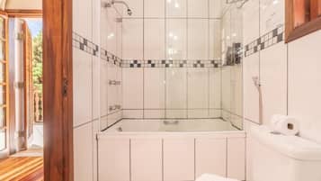 Quarto casal premium | Banheiro | Chuveiro, produtos de toalete grátis