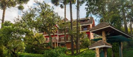 Vista frontal de la propiedad