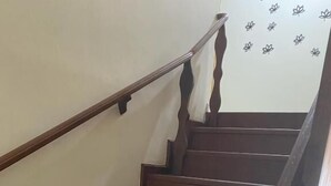 A wooden staircase with a handrail, leading to a landing. - Serra do Jordão by Concavus (Campos do Jordão)