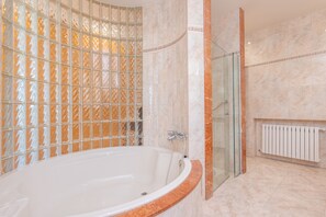 Dusche, Haartrockner, Bidet, Handtücher