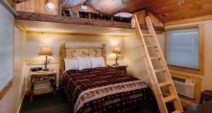 Small Standalone Private Cabin with Loft and Kitchenette, Firepits, BBQ