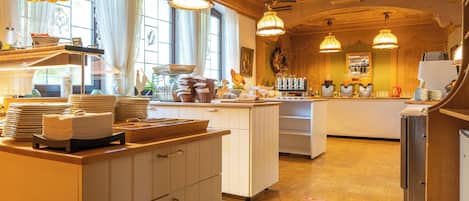 Sudah termasuk sarapan prasmanan setiap hari