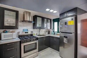 Kühlschrank, Mikrowelle, Ofen, Wasserkocher mit Kaffee-/Teezubehör