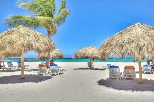 Stunning 2-BDR apartment with pool/sea view I-403