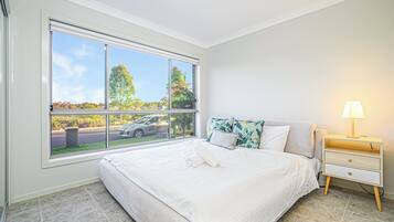 4 bedrooms, iron/ironing board, free WiFi, bed sheets