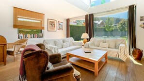 TV, fireplace, books, stereo