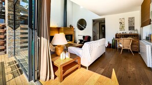 TV, fireplace, books, stereo